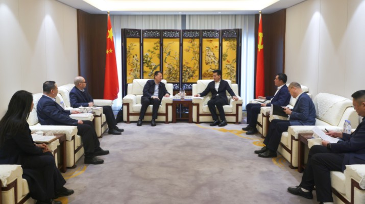 3月16日下午，甘肃文旅集团党委书记、董事长叶剑芳与到访的兰州银行党委书记、董事长许建平一行座谈。双方围绕进一步深化银企合作、推动文旅产业高质量发展进行了深入交流。集团党委委员、副总经理杭荷兵参加座谈