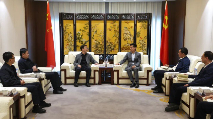 5月7日，甘肃文旅集团党委书记、董事长叶剑芳与到访的阿拉善盟政协副主席、额济纳旗委书记王利军一行进行了座谈交流。双方围绕深化区域文旅合作、推动跨省区域协同发展进行了深入交流。集团党委委员、副总经理杭荷