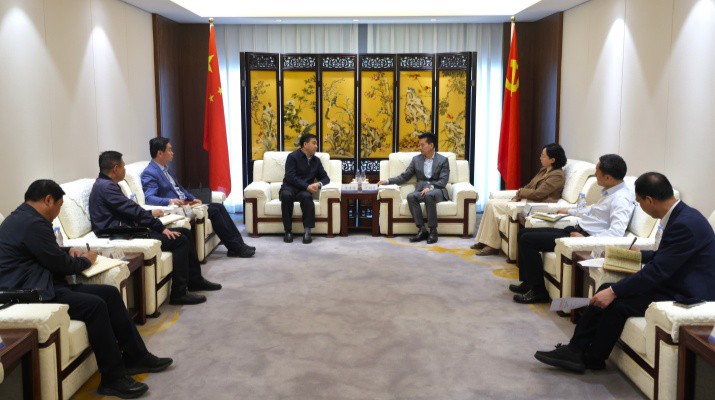 5月9日，甘肃文旅集团党委书记、董事长叶剑芳与到访的渭源县县长康建国一行座谈，双方就进一步深化景区运营合作、共同推进项目建设等事项进行了深入交流。集团党委副书记、总经理马文玫，党委委员、副总经理杭荷兵