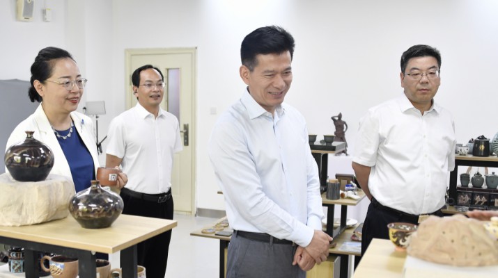 7月2日，甘肃文旅集团党委书记、董事长叶剑芳，党委副书记、总经理马文玫率队赴兰州文理学院调研考察，与兰州文理学院党委书记苟永平、校长王顶明进行座谈。双方围绕校企合作、产教融合等进行了深入交流。叶剑芳对